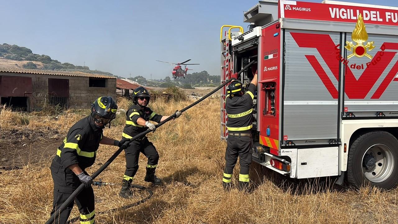 Maxi incendio minaccia le case: famiglie in salvo, chiusa la statale 131