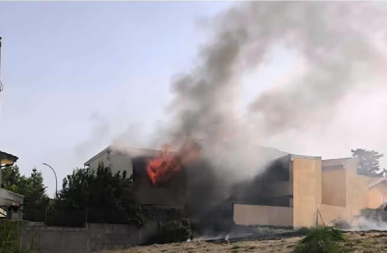 Esplode una bombola di gas, la casa diventa un inferno: gli inquilini salvi per miracolo