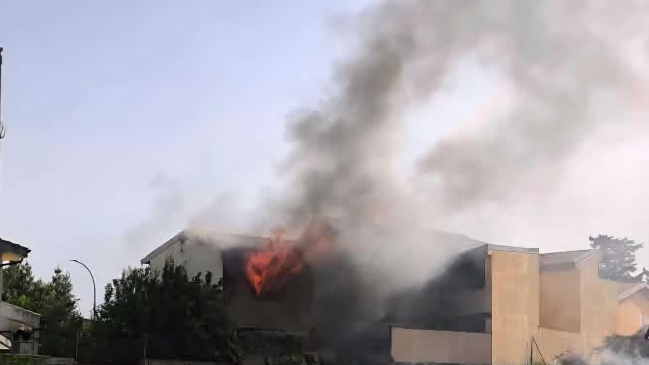 Esplode una bombola di gas, la casa diventa un inferno: gli inquilini salvi per miracolo