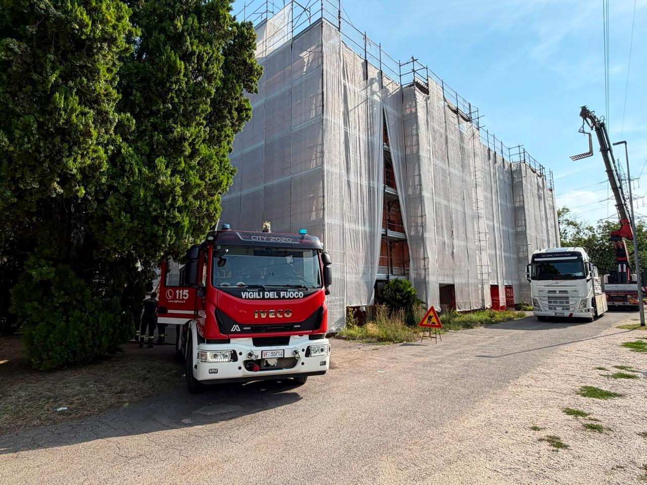 Incendio e fuga di gas nella palazzina di via Teano a Ferrara, famiglie in strada