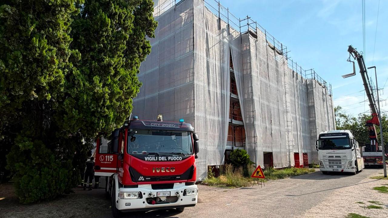 Incendio e fuga di gas nella palazzina di via Teano a Ferrara, famiglie in strada