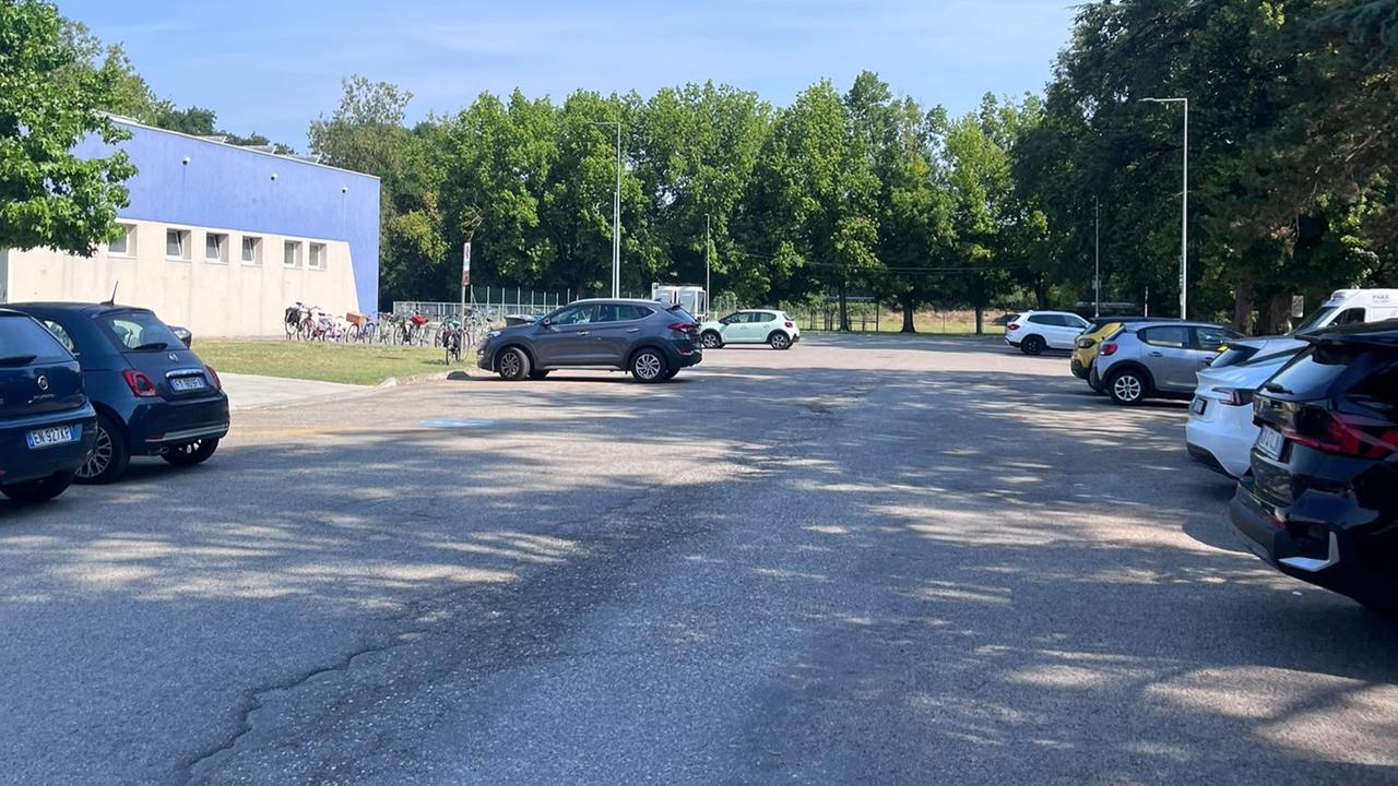 Via Bacchelli a Ferrara chiusa per lavori, ma piscina e bar restano aperti