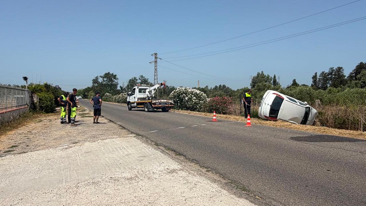 L’auto si ribalta più volte e finisce fuori strada, marito e moglie in ospedale in codice rosso