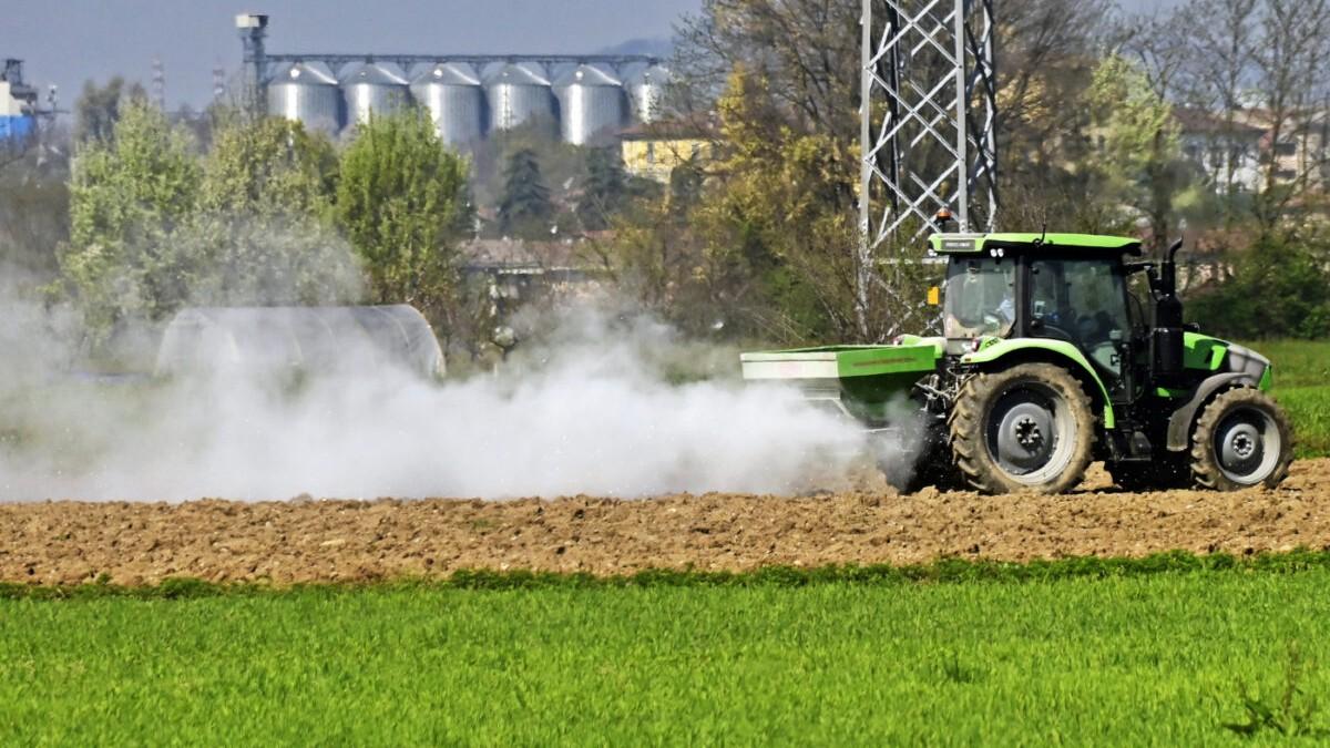 Incidente sul lavoro, muore investito dal trattore guidato dal figlio