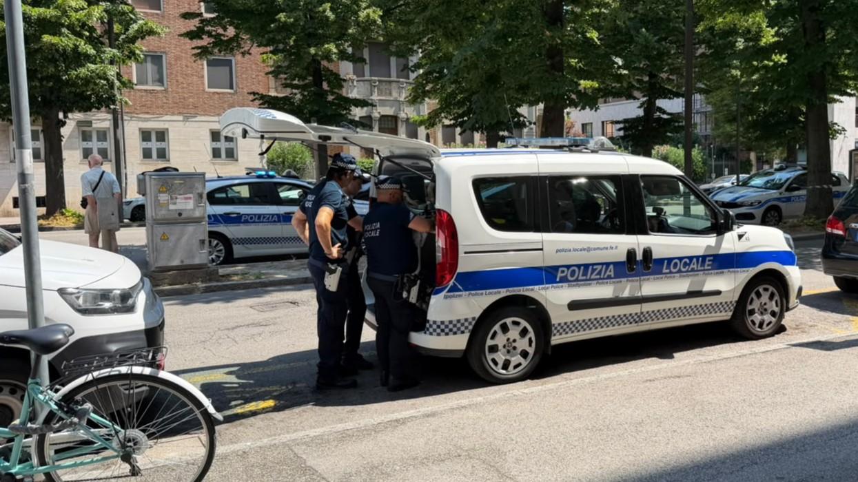 Sfreccia per le vie del centro di Ferrara, parte l’inseguimento: risultato positivo all’alcoltest