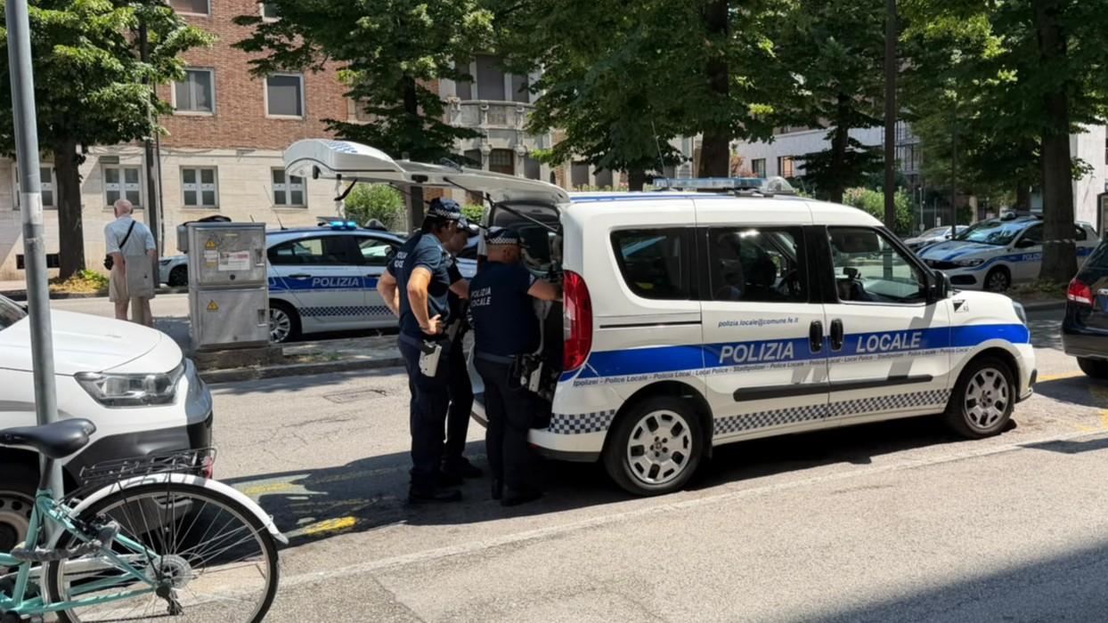 Sfreccia per le vie del centro di Ferrara, parte l’inseguimento: risultato positivo all’alcoltest