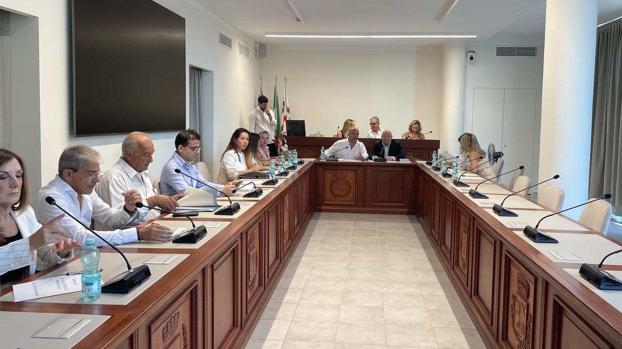 Olbia, restyling per l’aula del consiglio provinciale: taglio del nastro in via Nanni