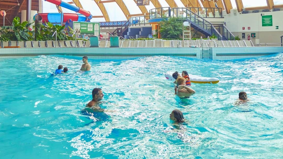 Dramma in una piscina, 13enne risucchiata per i capelli dal bocchettone: rianimata, è in gravissime condizioni