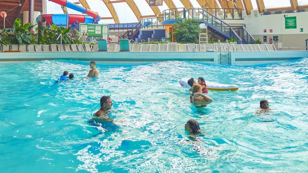 Dramma in una piscina, 13enne risucchiata per i capelli dal bocchettone: rianimata, è in gravissime condizioni