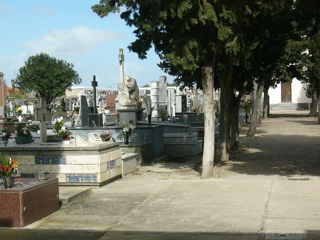 Cimitero Cabras  Uno scorcio del cimitero dove ormai servono lavori di adeguamento (foto c.z.)