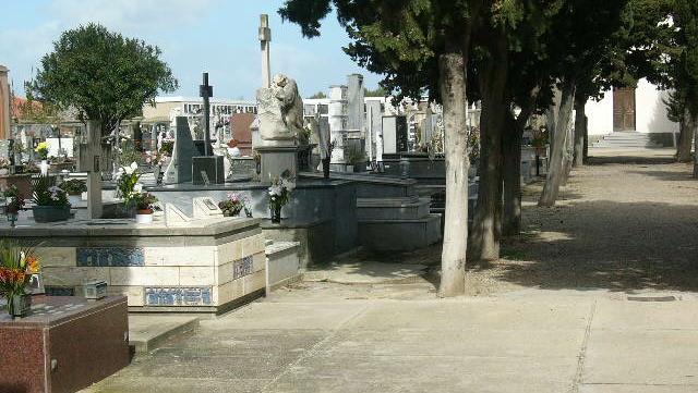 Cimitero Cabras Uno scorcio del cimitero dove ormai servono lavori di adeguamento (foto c.z.)