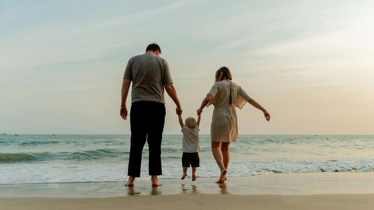 Vacanze scolastiche, flessibilità in calo e stress in aumento: così l’estate dei genitori che lavorano diventa una corsa a ostacoli