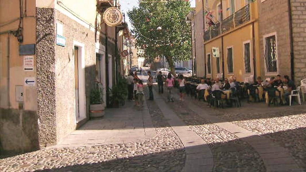 Bar e tavolini fino all’una di notte, il paese si divide sugli orari: cosa sta succedendo