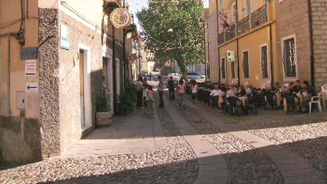 Bar e tavolini fino all’una di notte, il paese si divide sugli orari: cosa sta succedendo