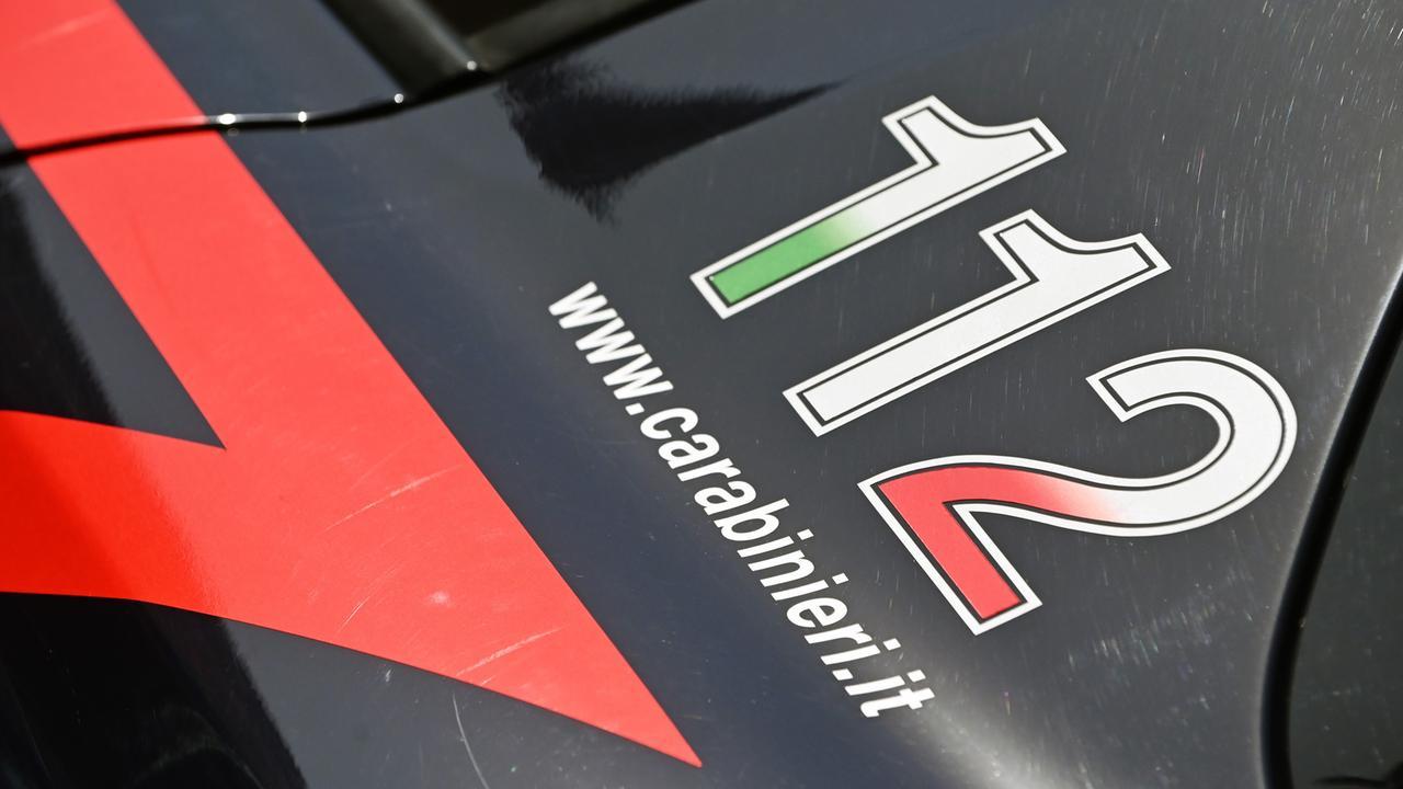 Uccide la ex moglie e chiama i carabinieri: «Venite, l’ho ammazzata»