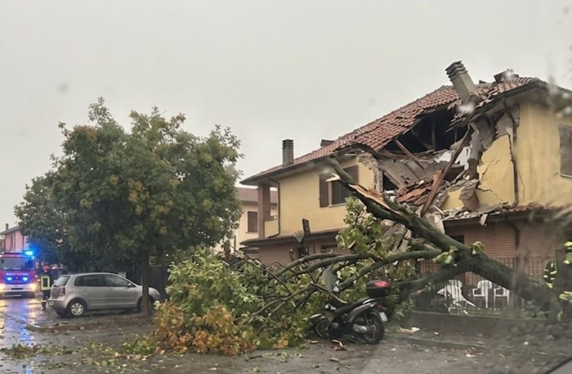 Nubifragio a Ferrara e provincia, centinaia di interventi e 300 chiamate ai vigili del fuoco: una casa distrutta