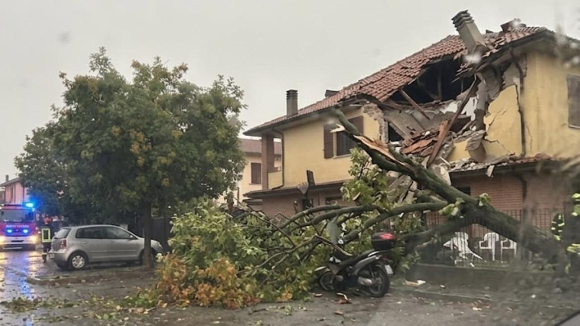 Nubifragio a Ferrara e provincia, centinaia di interventi e 300 chiamate ai vigili del fuoco: una casa distrutta