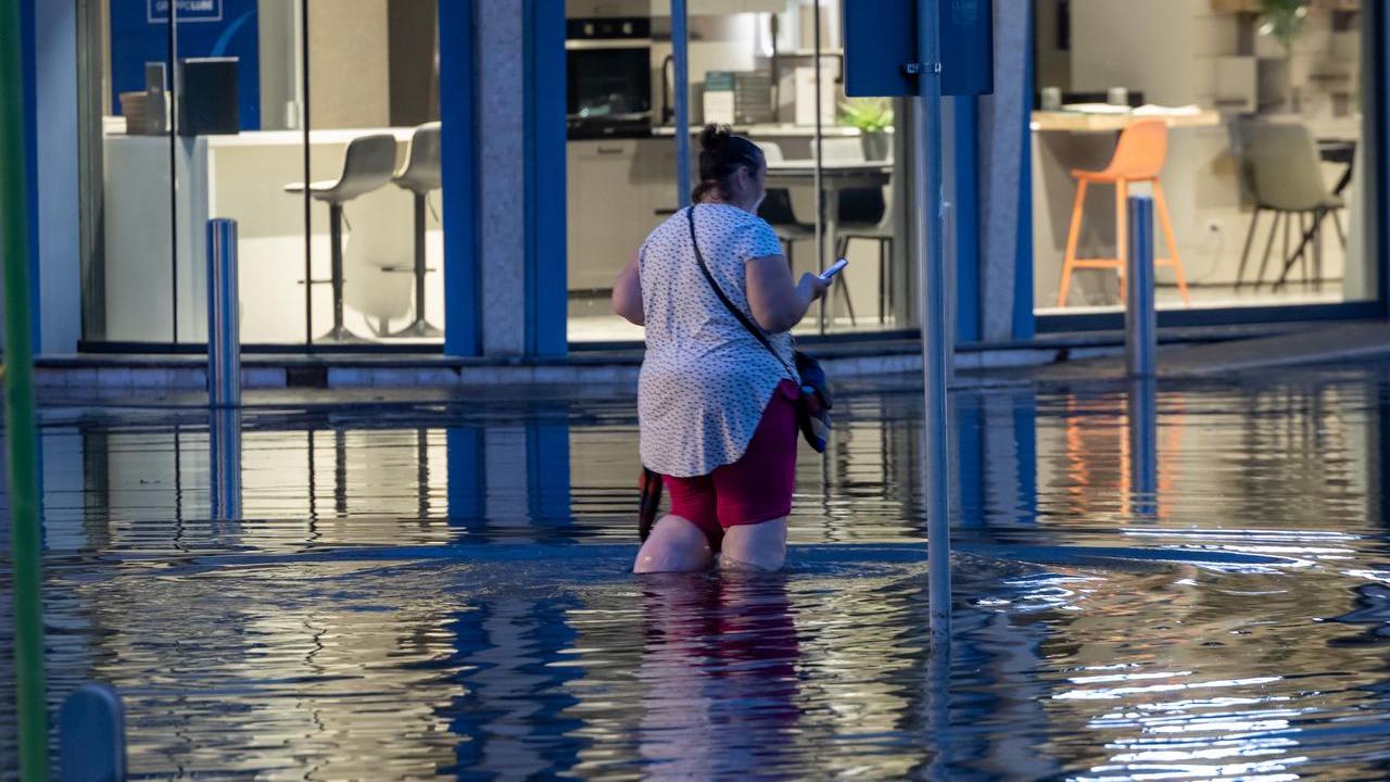Allagamenti a Ferrara e i residenti spalano: 30 centimetri d’acqua a Cucina Bacilieri