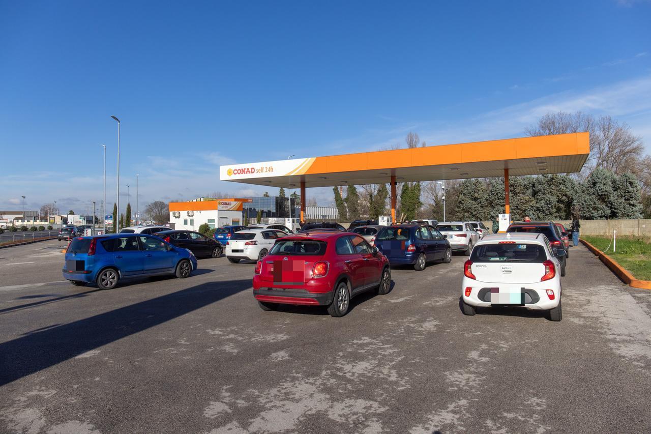 Il gasolio torna a salire e sfonda quota 2 euro: il confronto tra i distributori di Ferrara