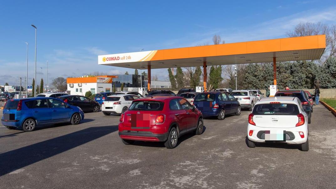 Il gasolio torna a salire e sfonda quota 2 euro: il confronto tra i distributori di Ferrara