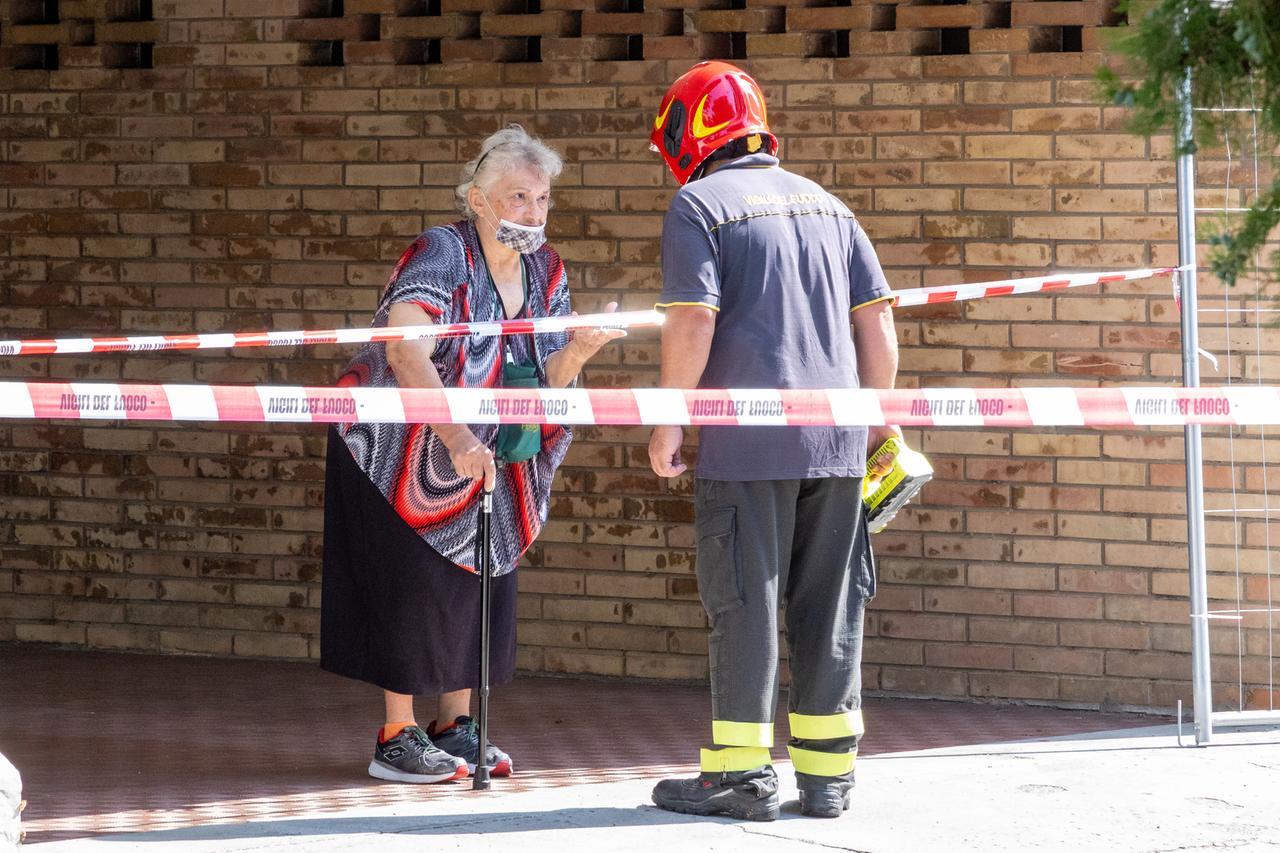 «Due esplosioni ed è arrivato il fumo»: fuga di gas e fuoco nel palazzo a Ferrara, il racconto dei residenti