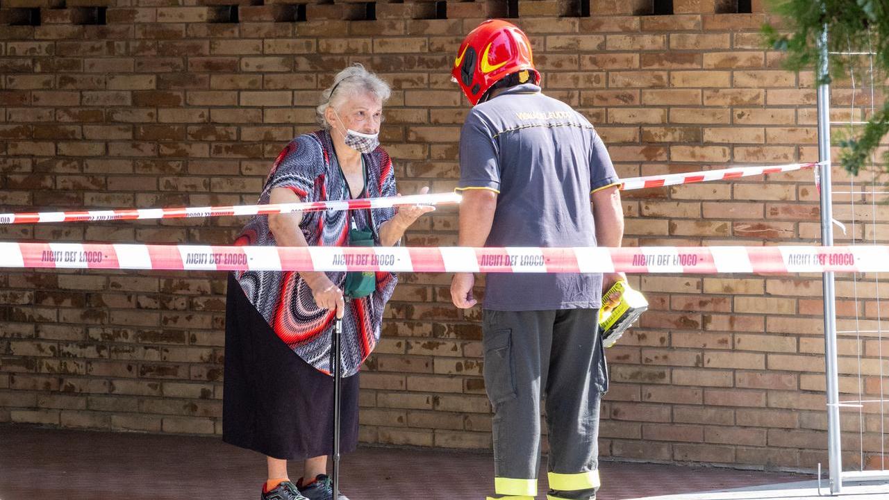 «Due esplosioni ed è arrivato il fumo»: fuga di gas e fuoco nel palazzo a Ferrara, il racconto dei residenti