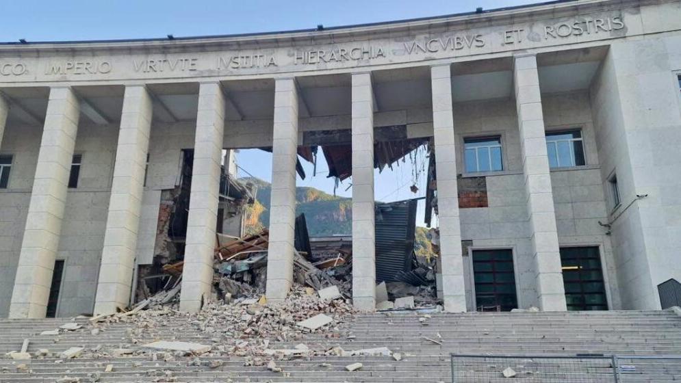 Boato violentissimo all’alba, crolla il tribunale di Bolzano: strage sfiorata – Ecco che cosa sappiamo