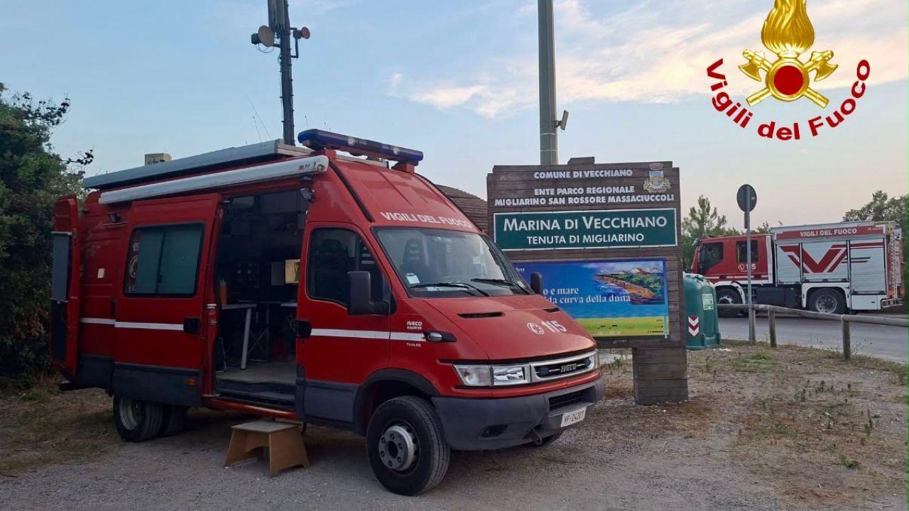 I vigili del fuoco impegnati nelle ricerche della donna