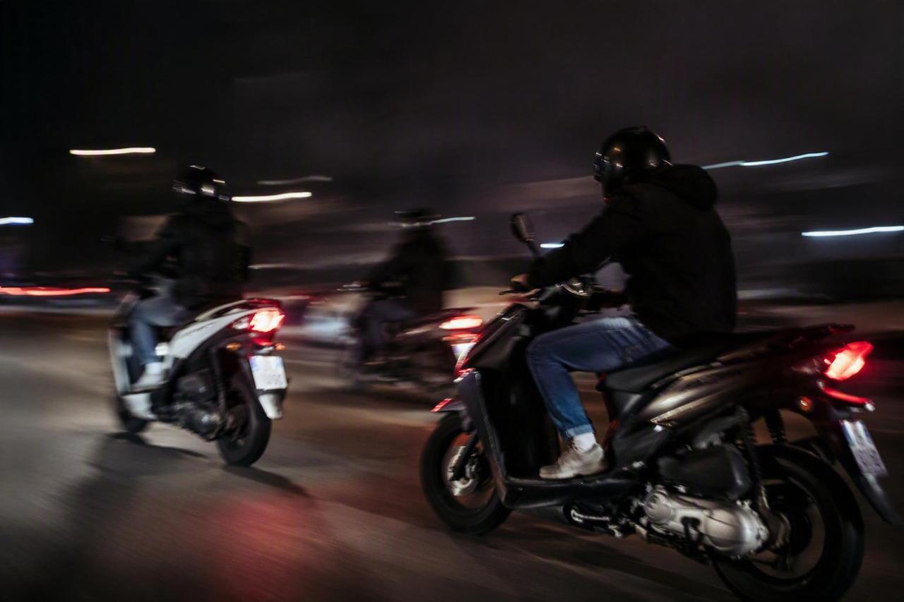 Impennate e sgasate, notti insonni per colpa degli scooter: i cittadini insorgono – Ecco che cosa succede