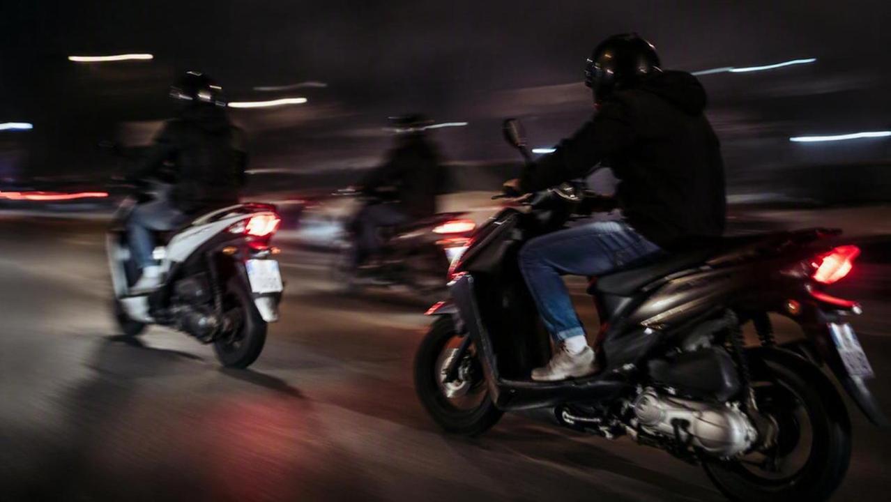 Impennate e sgasate, notti insonni per colpa degli scooter: i cittadini insorgono – Ecco che cosa succede