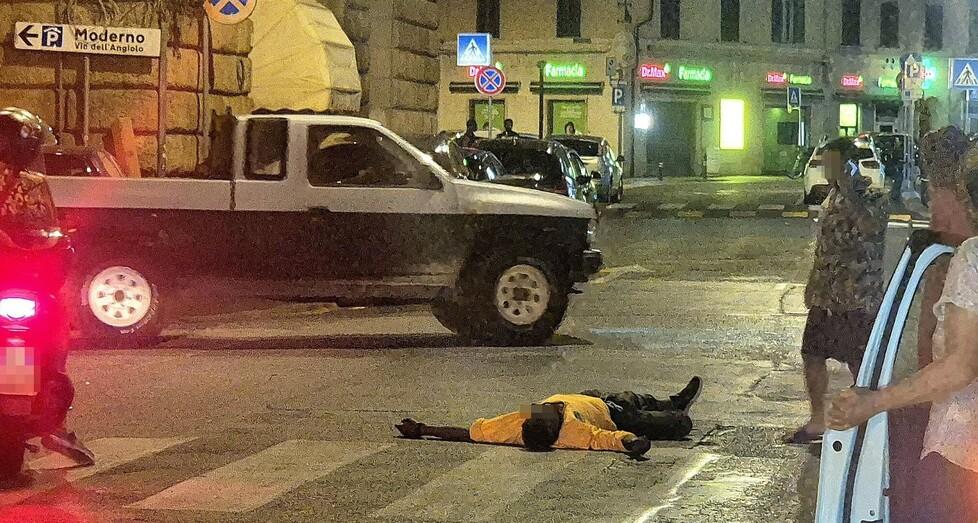 Joseph sdraiato sulle strisce pedonali