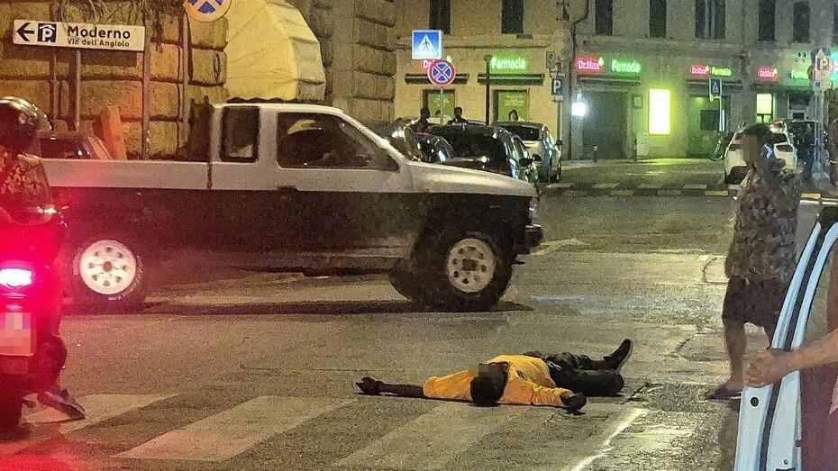 Joseph sdraiato sulle strisce pedonali