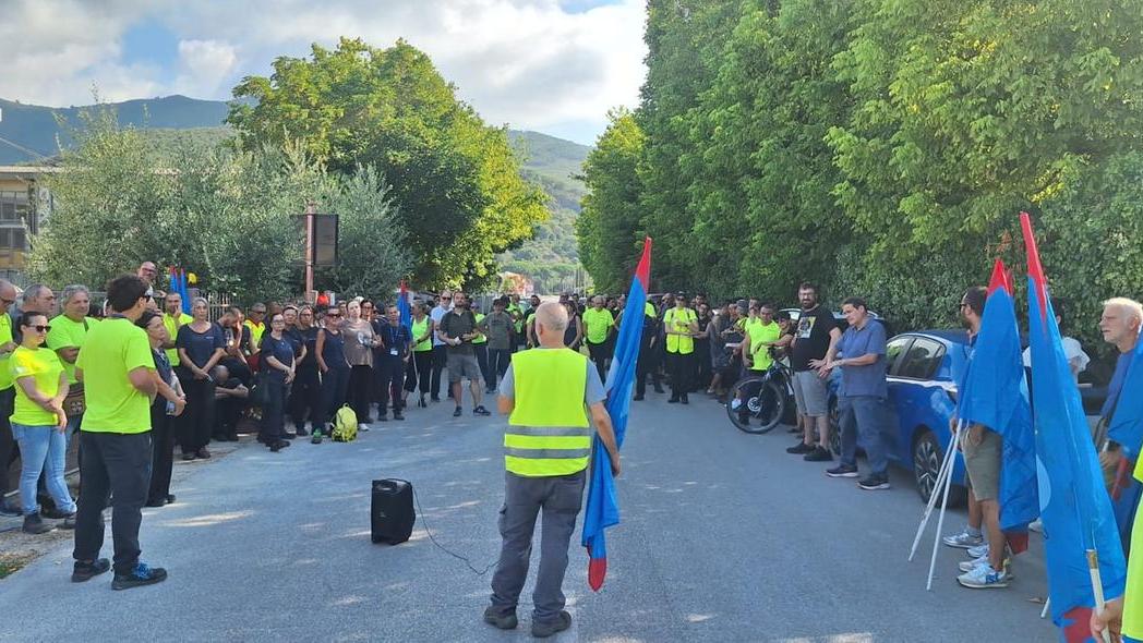 La protesta davanti alla Delca Energy