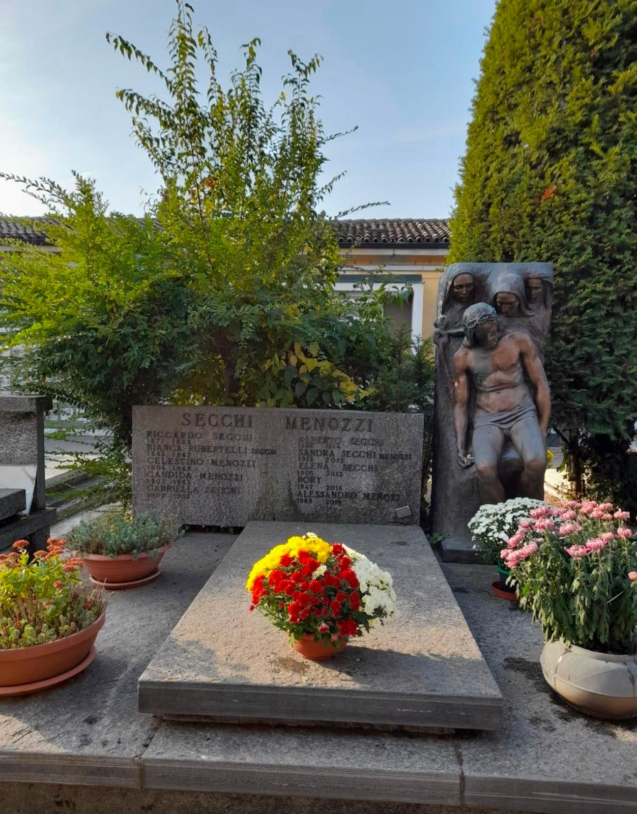 Furti di statue al cimitero monumentale. «I nostri cari morti due volte». L’assessore: «Più controlli»