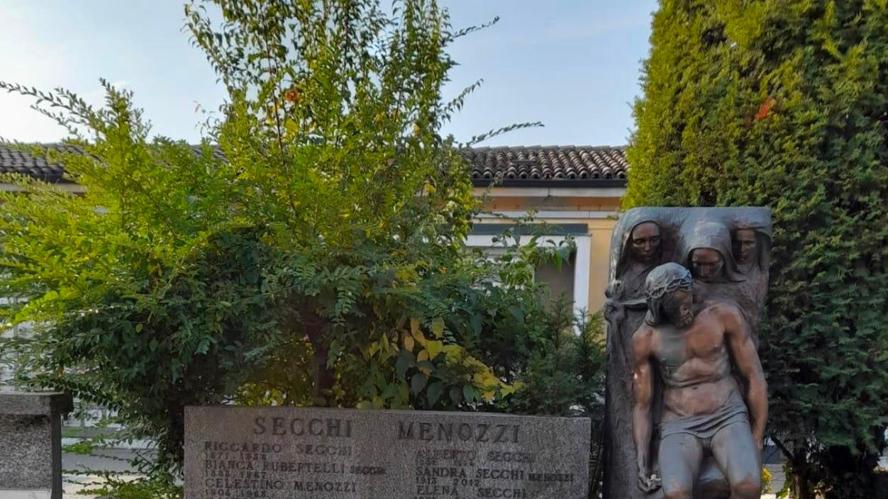 Furti di statue al cimitero monumentale. «I nostri cari morti due volte». L’assessore: «Più controlli»