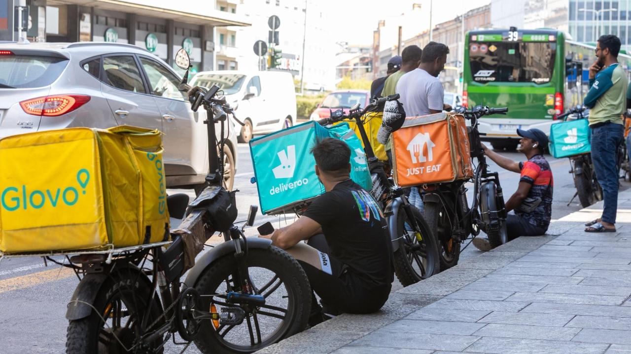 Stroncati dal caldo e costretti a pedalare – Perché per i rider toscani l’allerta non esiste e i malori che nessuno racconta