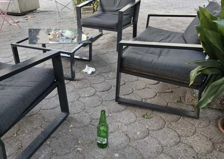 
	Bottiglie sparse e tavoli rotti allo Sweet di viale Balducci

