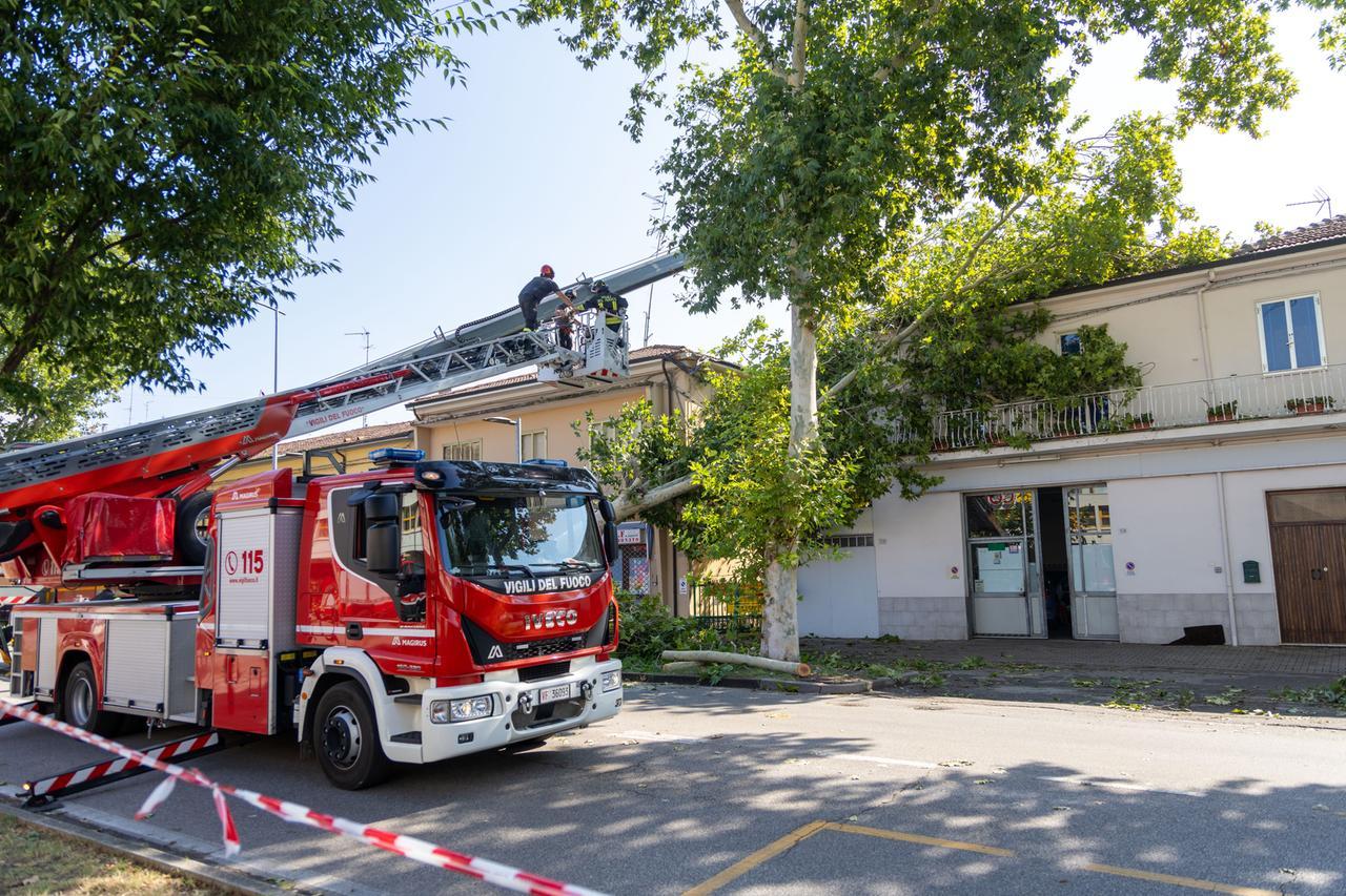 Maltempo a Ferrara, la conta dei danni continua a crescere: tutte le squadre d’intervento al lavoro