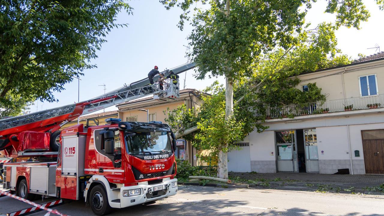 Maltempo a Ferrara, la conta dei danni continua a crescere: tutte le squadre d’intervento al lavoro