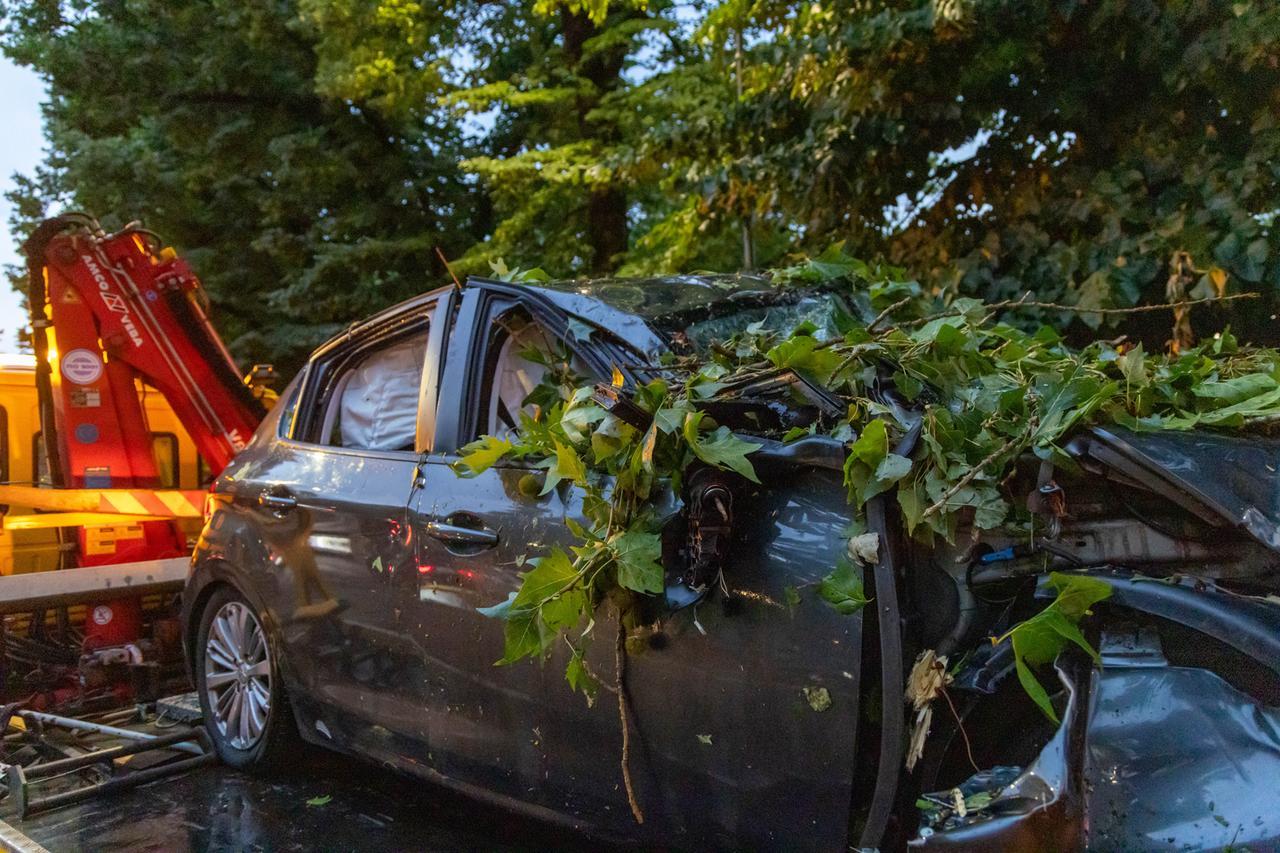 Nubifragio a Ferrara e provincia, centinaia di interventi e 300 chiamate ai vigili del fuoco: una casa distrutta