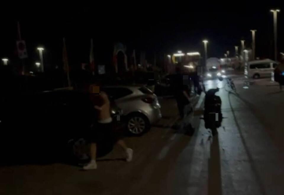 
	Un momento della rissa che si &egrave; scatenata alle 4 del mattino di marted&igrave; 14 luglio sul viale Europa in Darsena a Viareggio

