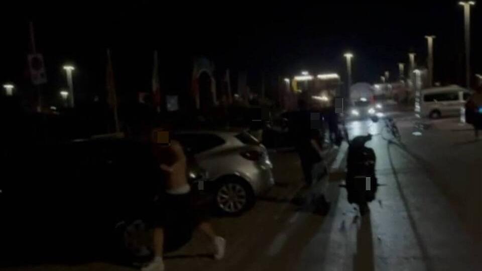Un momento della rissa che si è scatenata alle 4 del mattino di martedì 14 luglio sul viale Europa in Darsena a Viareggio