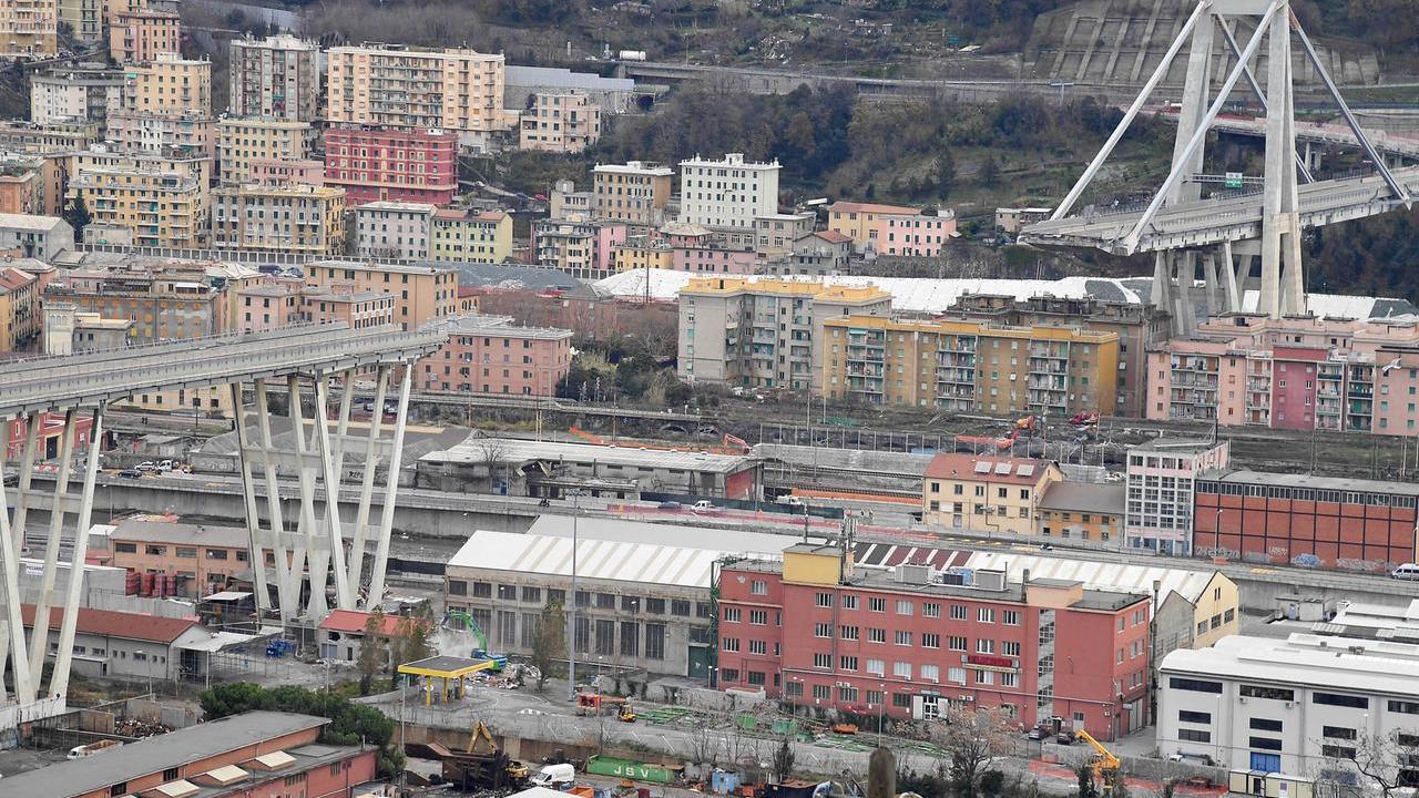 Il ponte Morandi crollato 