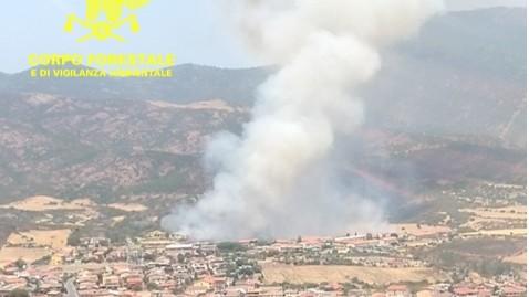 Incendi, l’isola ancora assediata dalle fiamme: in azione uomini della forestale e mezzi aerei – I fronti attivi