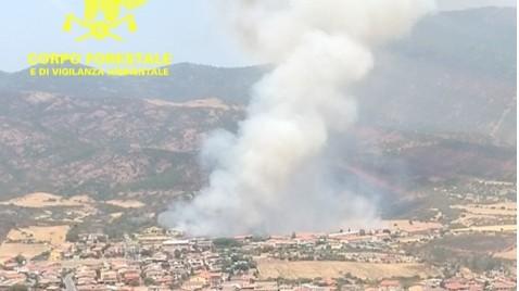 Incendi, l’isola ancora assediata dalle fiamme: in azione uomini della forestale e mezzi aerei – I fronti attivi