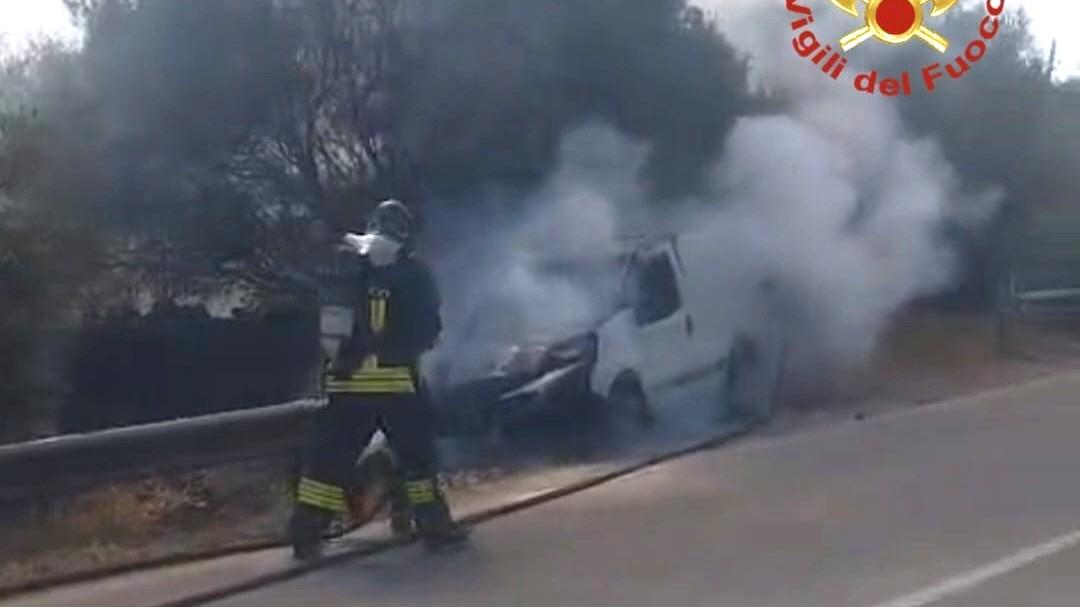 Furgone in fiamme lungo la provinciale: intervengono i vigili del fuoco