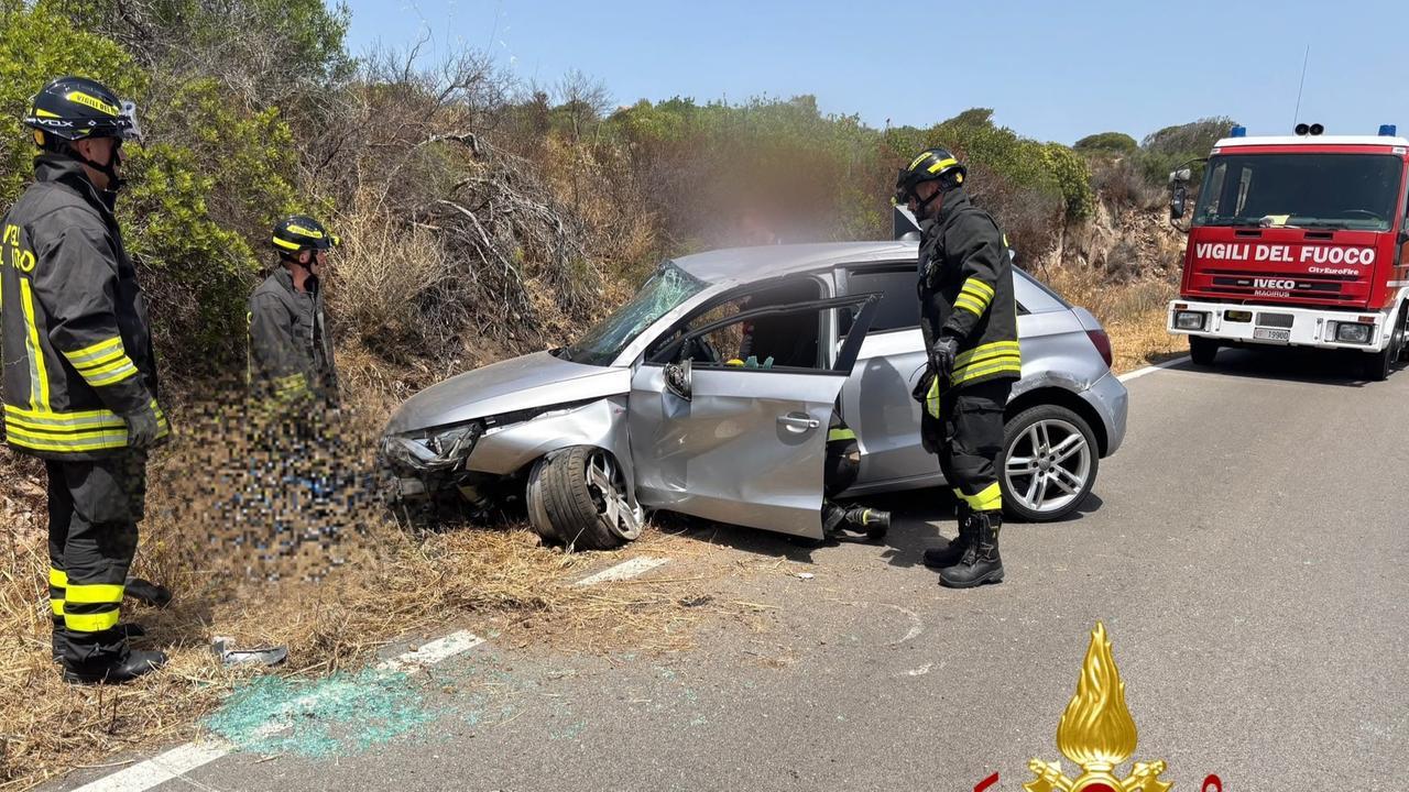 Fuori strada con l’auto: un uomo trasportato al pronto soccorso