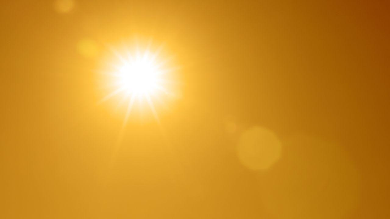 Allerta caldo, aumentano le città da bollino rosso. L’esperto: «Cosa succede al nostro corpo quando si arriva a 40 gradi»