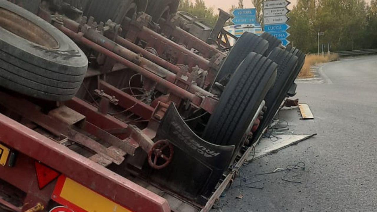 Il camion ribaltato