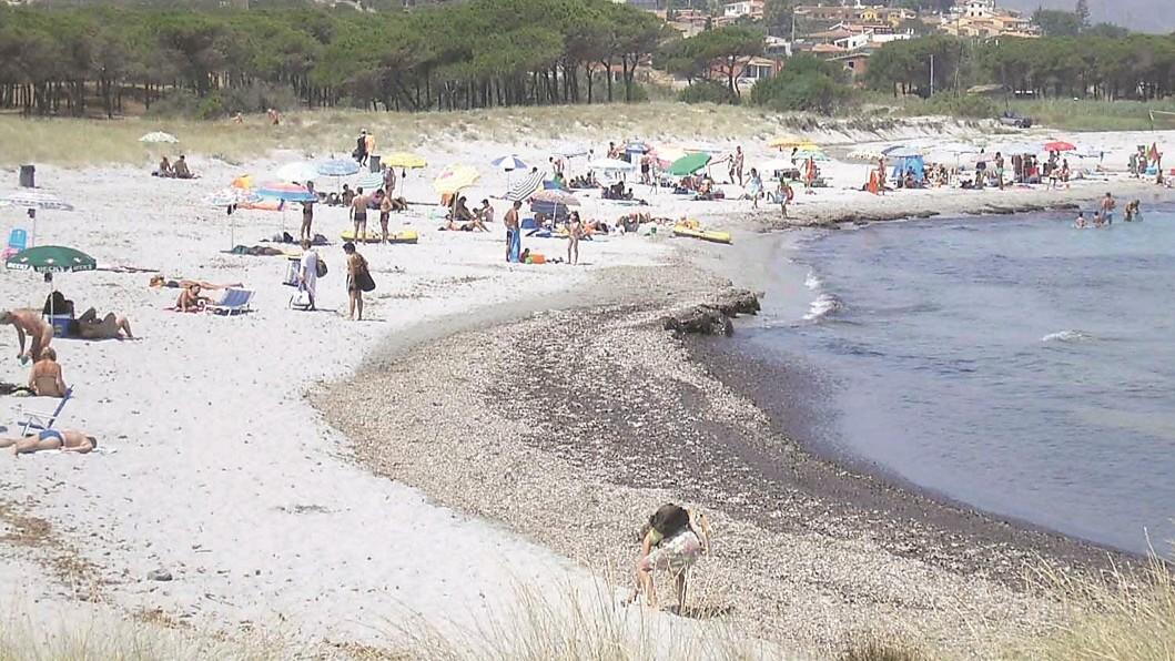 «Posidonia e mare giallo? Turisti andate via», un cartello fake con il logo del Comune fa scattare la polemica: cosa è successo